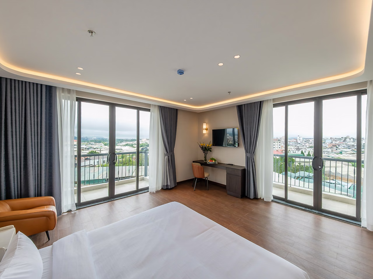 Phòng Deluxe Double hướng thành phố tại Pinewood Hotel Dalat
