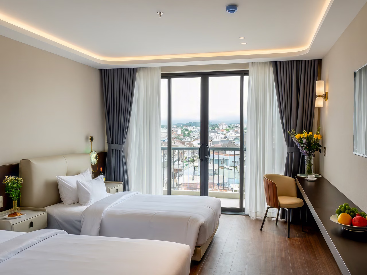 Phòng Deluxe Twin hướng thành phố tại Pinewood Hotel Dalat