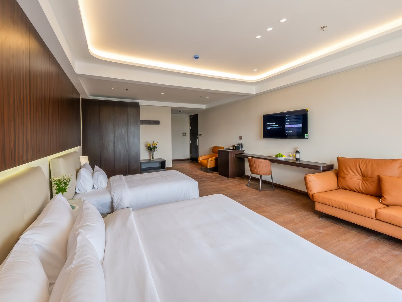 Triple Suite hướng vườn tại Pinewood Hotel Dalat